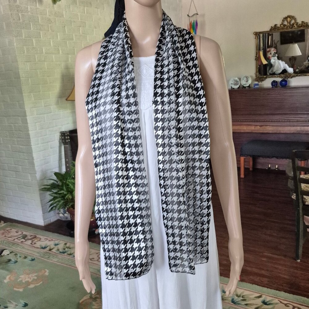 Houndstooth silky scarf. Long